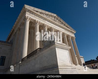 Das Gebäude des Obersten Gerichtshofs mit der Kontemplation der Justizstatue in Washington, DC. Foto von Francis Specker Stockfoto