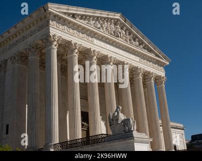 Das Gebäude des Obersten Gerichtshofs mit der Kontemplation der Justizstatue in Washington, DC. Foto von Francis Specker Stockfoto