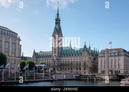 Hamburg, Deutschland - 2022. September: Schöner Blick auf das berühmte Hamburger Rathaus unter blauem Himmel auf dem Marktplatz in der Nähe der Binnenalster im Altstadtviertel Stockfoto