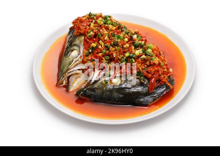 Gedünsteter Fischkopf mit gehackten roten Paprika, chinesische Küche aus Hunan auf weißem Hintergrund isoliert Stockfoto