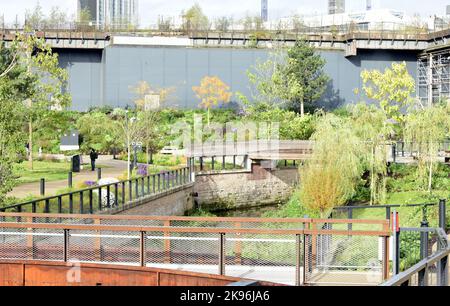 Mayfield Park, Manchester, England, Großbritannien, wurde im September eröffnet. 2022, ein 6,5 Hektar großer Park rund um den Fluss Medlock. Stockfoto