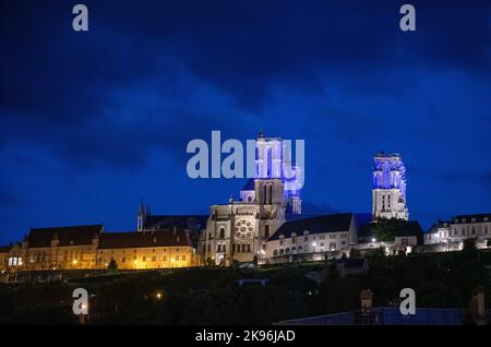 Die Kathedrale von Laon bei Nacht (Cathédrale Notre-Dame de Laon) ist eine römisch-katholische Kirche in Laon, Aisne, Hauts-de-France, Frankreich. Im Zweikampf gebaut Stockfoto