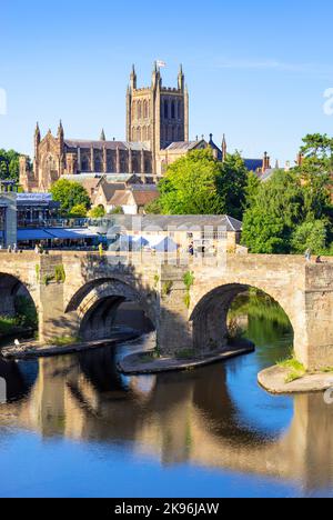 Hereford Cathedral und die Alte Brücke spiegeln sich im Fluss Wye Hereford Herefordshire England GB Europa Stockfoto