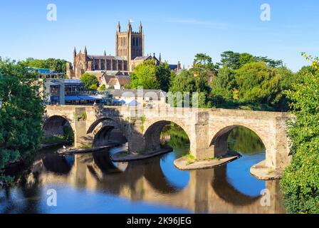 Hereford Cathedral und die Alte Brücke spiegeln sich im Fluss Wye Hereford Herefordshire England GB Europa Stockfoto