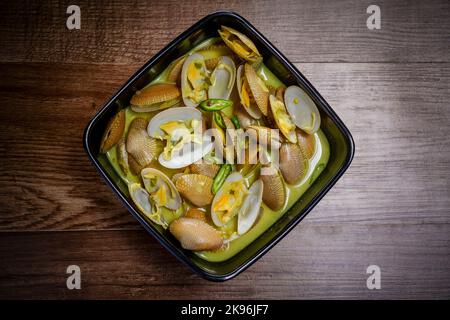 Lala oder Salzwassermuscheln in grünem, mit grünen Chilischoten garniert. Es hat eine dünne Schale mit länglicher Form. Auch bekannt als Paphia Textile. Stockfoto