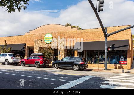 BREVARD, NORTH CAROLINA, USA-9. OKTOBER 2022: Brevard Brewing Co., Schaufenster und Eingang. Stockfoto