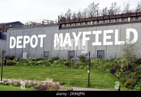 Mayfield Park, Manchester, England, Großbritannien, wurde im September eröffnet. 2022, ein 6,5 Hektar großer Park rund um den Fluss Medlock. Das Depot Mayfield ist ein Veranstaltungsort mit 10.000 Kapazität im ehemaligen Bahnhof von Manchester, neben dem Park. Im Rahmen eines £1billion-Regenerationsprogramms im Jahr 2019 wurde Depot Mayfield umgestaltet, um in diesem einzigartigen Found Space eine Plattform für ein vielfältiges Programm aus Kunst, Musik, Industrie, Kultur und Gemeinschaftsveranstaltungen zu bieten, das die industrielle Vergangenheit von Manchester zeigt. Stockfoto