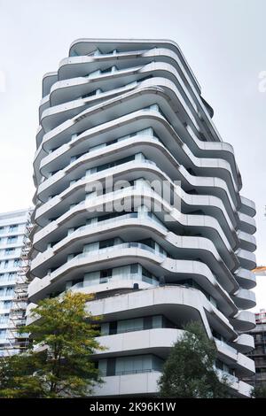 Hamburg, Deutschland - September 2022: Marco Polo Tower Luxus-Wohngebäude in der HafenCity, entworfen von Behnisch als Hauptsitz von Unilever Stockfoto