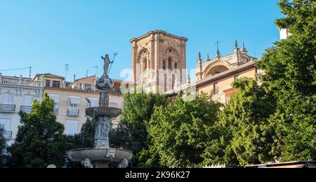 Fuente de los gigantes del siglo XVII en la plaza Bib Rambla de Granada con el campanario de la catedral al fondo, EspaÃ±a Stockfoto