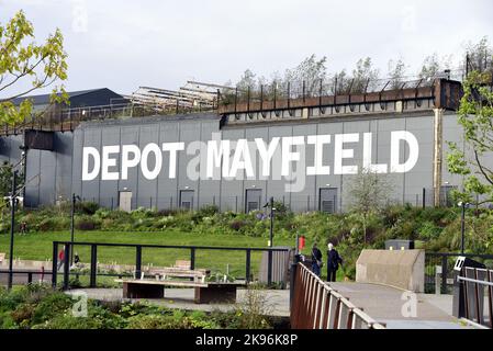 Mayfield Park, Manchester, England, Großbritannien, wurde im September eröffnet. 2022, ein 6,5 Hektar großer Park rund um den Fluss Medlock. Das Depot Mayfield ist ein Veranstaltungsort mit 10.000 Kapazität im ehemaligen Bahnhof von Manchester, neben dem Park. Im Rahmen eines £1billion-Regenerationsprogramms im Jahr 2019 wurde Depot Mayfield umgestaltet, um in diesem einzigartigen Found Space eine Plattform für ein vielfältiges Programm aus Kunst, Musik, Industrie, Kultur und Gemeinschaftsveranstaltungen zu bieten, das die industrielle Vergangenheit von Manchester zeigt. Stockfoto