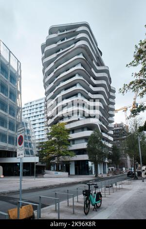 Hamburg, Deutschland - September 2022: Marco Polo Tower Luxus-Wohngebäude in der HafenCity, entworfen von Behnisch als Hauptsitz von Unilever Stockfoto