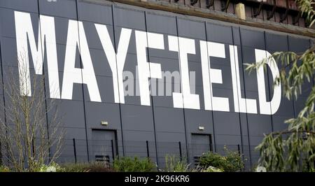 Mayfield Park, Manchester, England, Großbritannien, wurde im September eröffnet. 2022, ein 6,5 Hektar großer Park rund um den Fluss Medlock. Das Schild bezieht sich auf Depot Mayfield, einen Veranstaltungsort mit 10.000 Kapazität im ehemaligen Bahnhof von Manchester, neben dem Park. Im Rahmen eines £1billion-Regenerationsprogramms im Jahr 2019 wurde Depot Mayfield umgestaltet, um in diesem einzigartigen Found Space eine Plattform für ein vielfältiges Programm aus Kunst, Musik, Industrie, Kultur und Gemeinschaftsveranstaltungen zu bieten, das die industrielle Vergangenheit von Manchester zeigt. Stockfoto