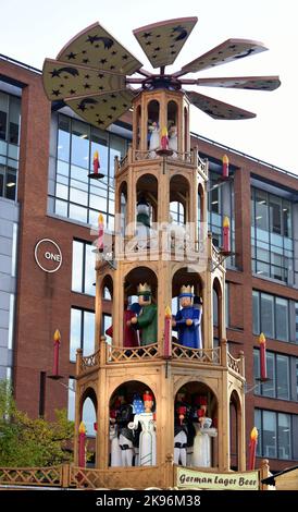 Holzkonstruktion auf einer Bierdose im Rahmen des Manchester Christmas Market 2022, in Piccadilly Gardens, Manchester, England, Großbritannien, Eröffnung am 10. November 2022. Es zeigt festliche Figuren mit Glocken, um die Weihnachtszeit zu feiern. Stockfoto