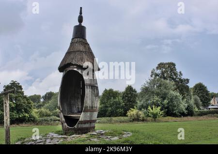 Drehbarer Sitz mit Holzfass im Garten von Gilbert Whites Hampshire Stockfoto