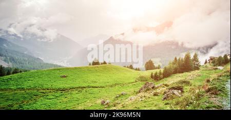 Panorama der bewölkten Alpen Stockfoto