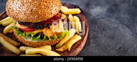 Frischer, leckerer Burger mit pommes frites Stockfoto