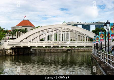 Die Elgin Bridge und der Singapore River an einem bewölkten Tag Stockfoto
