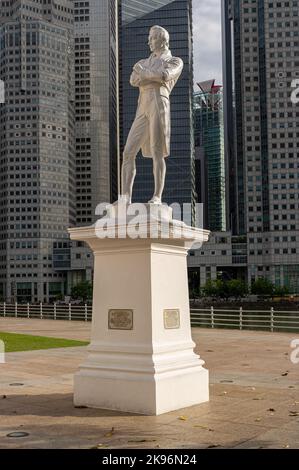 Statue von Sir Stamford Raffles am Boat Quay, Singapur, mit einem Raffles-Platz direkt hinter ihm Stockfoto
