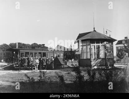 Bahnhof mit Kiosk mit Warteraum, Lokomotive und Lagergebäude. Als die Strecke im Jahr 1912 renoviert wurde, wurde der Bahnhof nur Fracht-, Lokomotiven- und Waggon-Station und der Kiosk wurde verkauft. Stattdessen wurde Visborgs einfacher Halt auf der neuen Linie organisiert, mit einer hölzernen Plattform, aber ohne Gebäude. Stockfoto