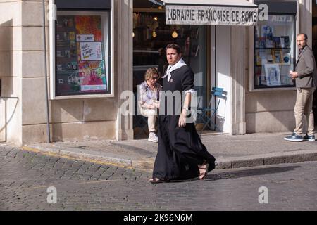 Rom, Italien. 26. Oktober 2022. Ein Mönch geht vor das Senatsgebäude (Foto: Matteo Nardone/Pacific Press/Sipa USA) Quelle: SIPA USA/Alamy Live News Stockfoto