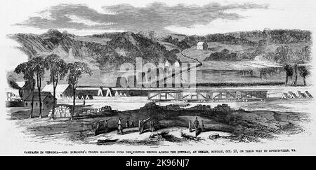 Feldzug in Virginia - Truppen von General Ambrose Everett Burnside marschieren über die Pontonbrücke über den Potomac-Fluss in Berlin, Montag, 27.. Oktober 1862, Auf dem Weg nach Lovettsville, Virginia. Illustration des amerikanischen Bürgerkriegs des 19.. Jahrhunderts aus Frank Leslie's Illustrated Newspaper Stockfoto