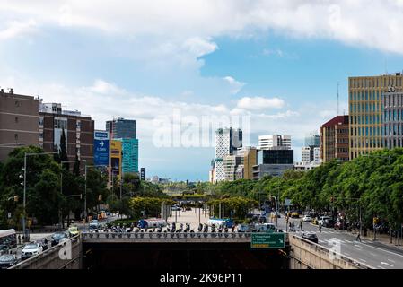 Barcelona, Spanien - 21. September 2022: Verkehr und Menschen in der Gran Via de les Corts Catalanes Avenue in Barcelona, Katalonien, Spanien Stockfoto