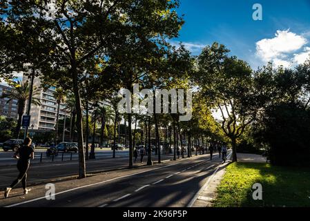 Barcelona, Spanien - 3. Oktober 2022: Menschen und Verkehr in der Diagonal Avenue in Barcelona, Katalonien, Spanien Stockfoto