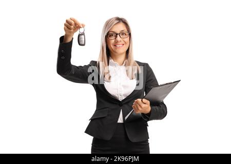 Junge Frau in formeller Kleidung mit einem Autoschlüssel und einem isolierten Lächeln auf weißem Hintergrund Stockfoto