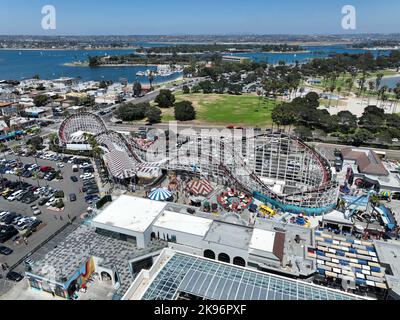 Luftaufnahme des Belmont Park, einem Vergnügungspark, der 1925 auf der Mission Beach Promenade, San Diego, Kalifornien, USA, erbaut wurde. 22.. August 2022 Stockfoto