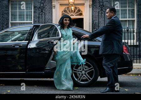 Saida Muna Tasnee, Hochkommissarin von Bangladesch im Vereinigten Königreich, kommt in der Downing Street No10 in London zu einer Funktion mit dem neuen Premierminister Rishi Sunak an. Bilddatum: Mittwoch, 26. Oktober 2022. Stockfoto