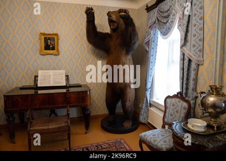 Chudowo, Russland - 08. Oktober 2022: Haus-Museum des Dichters N.A. Nekrassow. Wohnzimmer mit ausgestopftem Bär Stockfoto