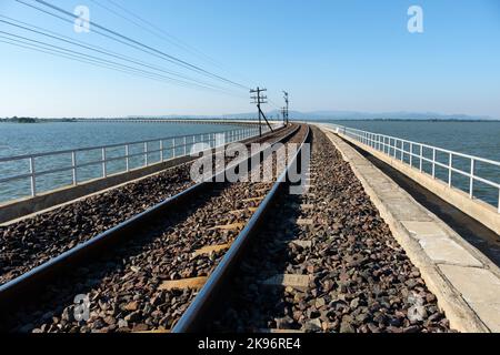 Der Verkehrssignalpol ist in der erlaubten Position des Bahnsignalsystems auf der gebogenen Betonbrücke entlang des Stausees, Es bedeutet, dass pa Stockfoto