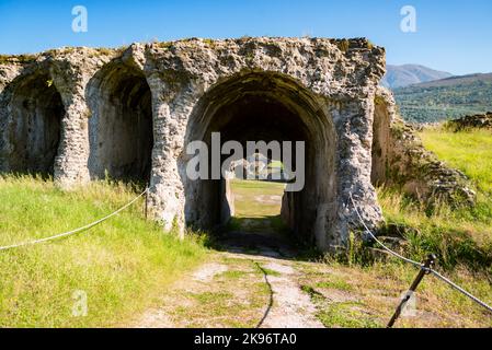 Römisches Amphitheater im Dorf Avella, Italien. Ein schöner sonniger Tag mit märchenhaften Wolken im Hintergrund Stockfoto