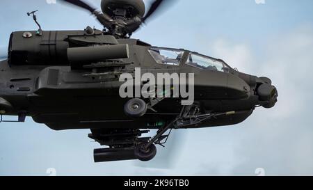 Detaillierte Nahaufnahme des Boeing Apache Attack-Hubschraubers (AH-64E ArmyAir606) der ZM707 britischen Armee, der bei einem Tiefflug nahe vorbeiflog Stockfoto