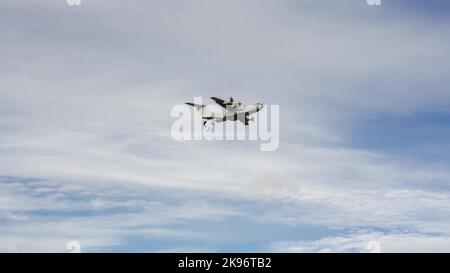 ZM409 RAF Royal Air Force Airbus A400M das militärische Frachtflugzeug Atlas fällt auf niedrigem Niveau einen großen Container per Fallschirm ab Stockfoto