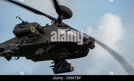 Detaillierte Nahaufnahme des Boeing Apache Attack-Hubschraubers (AH-64E ArmyAir606) der ZM707 britischen Armee, der bei einem Tiefflug nahe vorbeiflog Stockfoto
