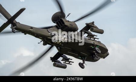 Detaillierte Nahaufnahme des Boeing Apache Attack-Hubschraubers (AH-64E ArmyAir606) der ZM707 britischen Armee, der bei einem Tiefflug nahe vorbeiflog Stockfoto
