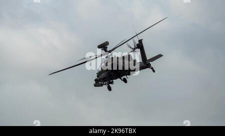 Nahaufnahme des Boeing Apache Attack-Hubschraubers (AH-64E ArmyAir606) der ZM707 britischen Armee im Tiefflug Stockfoto