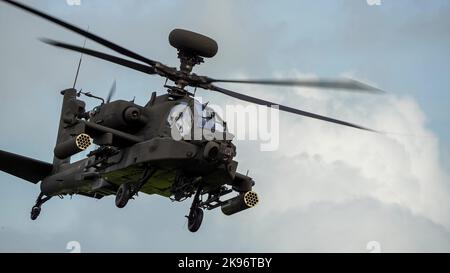 Detaillierte Nahaufnahme des Boeing Apache Attack-Hubschraubers (AH-64E ArmyAir606) der ZM707 britischen Armee, der bei einem Tiefflug nahe vorbeiflog Stockfoto