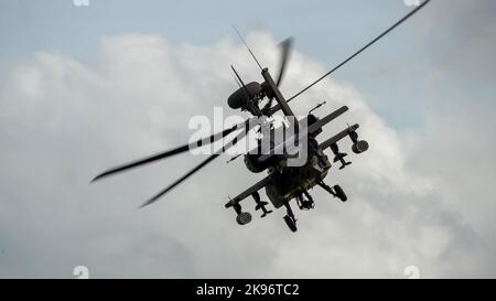 Nahaufnahme des Boeing Apache Attack-Hubschraubers (AH-64E ArmyAir606) der ZM707 britischen Armee im Tiefflug Stockfoto