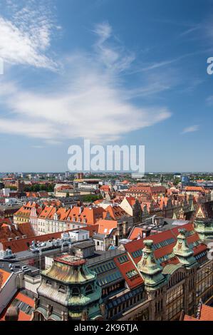 Breslauer Altstadt, Dächer von Mietshäusern und der Marktplatz an einem sonnigen Sommertag. Stockfoto