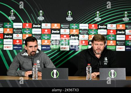 Dublin, Irland, 26/10/2022, Gents Sven Kums und Gents Cheftrainer Hein Vanhaezebrouck, aufgenommen während einer Pressekonferenz des belgischen Fußballteams KAA Gent, Mittwoch, 26. Oktober 2022 in Dublin, Irland, Zur Vorbereitung des morgigen Spiels gegen das irische Team Shamrock Rovers am fünften Tag der Gruppenphase der UEFA Europa Conference League. BELGA FOTO JASPER JACOBS Stockfoto