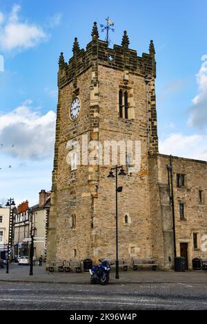 Richmond, North Yorkshire, UK - 27. Februar 2008: Uhrturm des Green Howards Regimental Museums mit einem Motorrad im Vordergrund Stockfoto