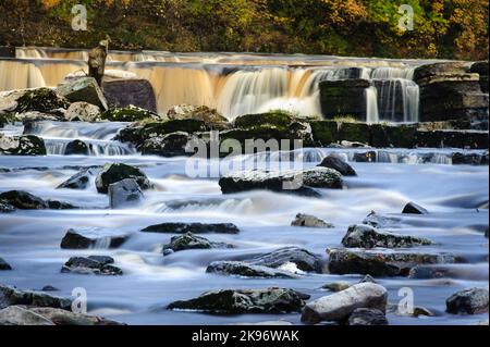 Langzeitbelichtung von Felsen im Fluss Swale bei den Richmond Falls, Richmond North Yorkshire Stockfoto