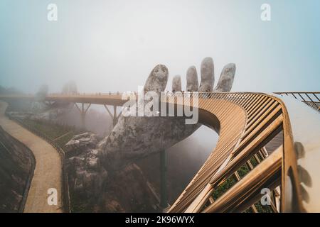 Ba Na Hill Mountain Resort, Danang City, Vietnam. Die Goldene Brücke ist von zwei riesigen Händen in der Ferienanlage auf Ba Na Hill in einer nebligen Tag an angehoben Stockfoto