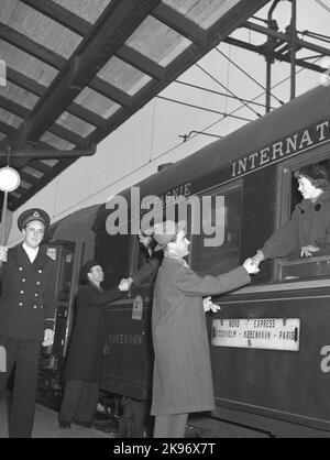 Fahrt auf dem Nordexpressen bei der Abfahrt vom Hauptbahnhof in Stockholm. Statisten aus reka.Text auf dem Wagen Compagnie International Supper Stockfoto