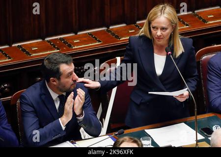 Italien, Rom, 25. Oktober 2022: Giorgia Meloni, neue Präsidentin des Ministerrats, flankiert von den Vizepräsidenten, Matteo Salvini Minister für Stockfoto