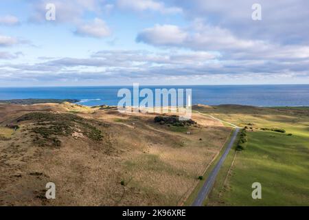 Drohnenaufnahme des Cape Wickham Lighthouse am frühen Morgen an einem bewölkten Tag in Currie im Norden von King Island in Tasmanien Stockfoto