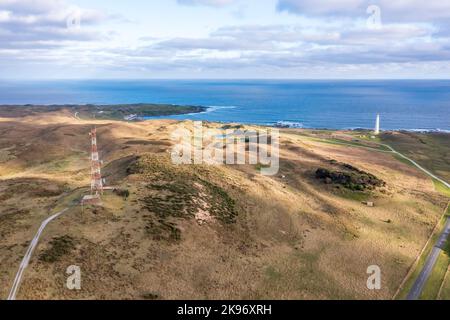 Drohnenaufnahme des Cape Wickham Lighthouse am frühen Morgen an einem bewölkten Tag in Currie im Norden von King Island in Tasmanien Stockfoto