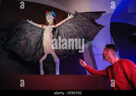 London, Großbritannien. 26. Oktober 2022. Staff Pose mit Monster Chetwynd, Hybrid-Kreatur-Fledermaus, 2019. Vor Halloween, „The Horror Show!“ At Somerset House zeigt Beispiele für die Auswirkungen des Horrors auf die letzten 50 Jahre kreativer Rebellion in Großbritannien. Neue Arbeiten von Noel Fielding, Gareth Pugh und Pam Hogg; ikonisches Spitting Image und David Bowie-Objekte; großformatige Skulpturen, Gemälde und Kuriosienschränke sind zu sehen. Sie läuft bis zum 19. Februar 2023. Kredit: Imageplotter/Alamy Live Nachrichten Stockfoto